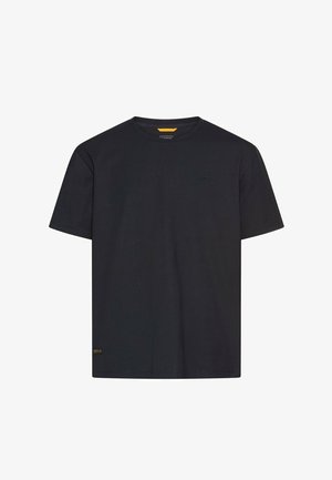 Czarna, krótka koszulka z okrągłym dekoltem, z małym logo na lewej piersi i pomarańczową metką przy dolnym brzegu, na jednolitym białym tle.