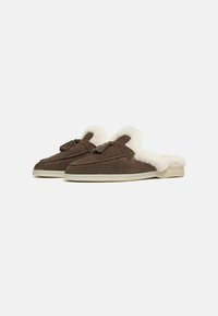 Zapatillas de ante marrón con un forro de piel blanca, que cuentan con un diseño de fácil calzado, costuras detalladas y una suela moldeada para mayor comodidad.