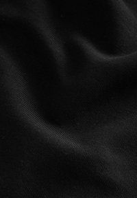 Tessuto nero che mostra una texture liscia con una leggera lucentezza, caratterizzato da una fine rigatura e delicate ondulazioni in tutto il suo sviluppo.
