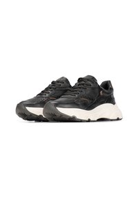 Scarpe sportive nere con tomaia in pelle liscia e mesh, dotate di una morbida intersuola bianca, suola testurizzata e cuciture marroni a contrasto.