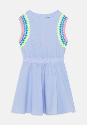 Világoskék ujjatlan ruha függőleges csíkokkal és színes hímzett mintákkal a váll részen. Hímzett derékpánttal és bővülő szoknyával rendelkezik.