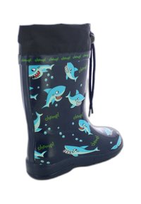 Botte de pluie en caoutchouc de couleur bleu marine foncé avec des motifs de requins en dessin animé et le texte "chomp !". Dispose d'un cordon de serrage en haut et d'une finition lisse et brillante.