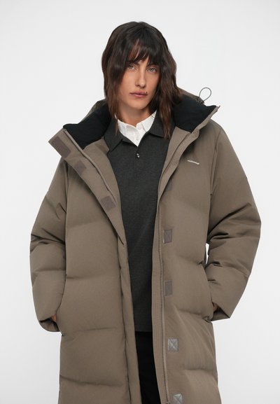 Manteau long matelassé taupe avec des accents noirs. Présente un col haut, une fermeture éclair et des coutures visibles. Idéal pour les temps froids.