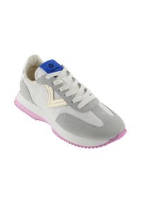 Grijze en witte sneaker met een mesh bovenwerk, suède accenten, blauwe tong, witte veters en een roze rubberen zool. Heeft een contrasterend logo.