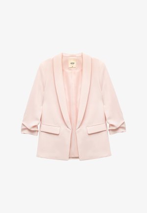 Blazer rosa chiaro con rever a scialle, maniche a tre quarti, due tasche frontali e un tessuto liscio e testurizzato. Design aperto davanti.
