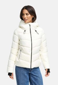 Doudoune blanche avec capuche, design matelassé, fermeture éclair à l'avant et poches latérales. Inclut un accent noir sur les poignets et la fermeture éclair. Coupe décontractée.
