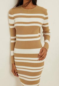 Vestido de punto acanalado a rayas en tonos marrón y blanco, con mangas largas, forma ajustada, escote redondo y tejido texturizado. Sin cierres visibles.