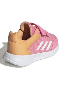 adidas Performance TENSAUR RUN 2.0 UNISEX - Zapatillas running asfalto - bliss pink/ftwr white/hazy orange