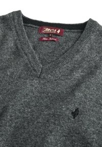 Maglione grigio a scollo a V realizzato in materiale morbido. Caratterizzato da un collo a coste e un piccolo logo ricamato sul petto. L'etichetta indica la taglia L.