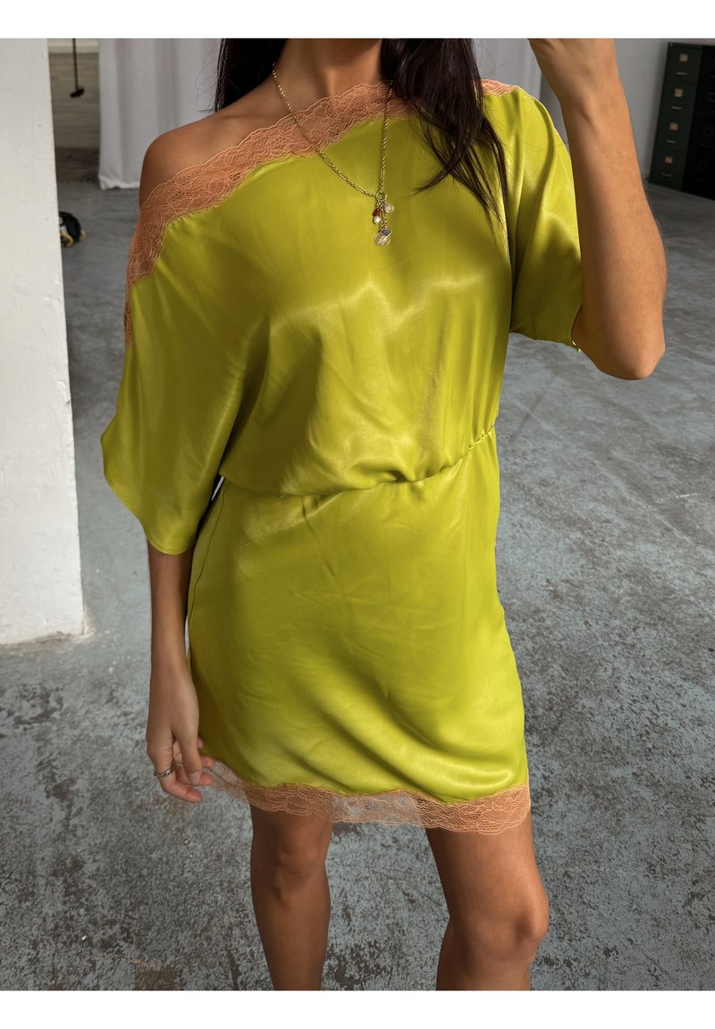 Robe en satin vert citron avec un décolleté bardot. Présente une bordure en dentelle couleur pêche le long de l'encolure et de l'ourlet, avec une taille cintrée.