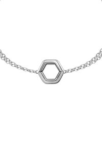 Stříbrný náhrdelník s hexagonálním přívěskem. Odkazy řetízku jsou propletené, což vytváří texturovaný vzhled. Přívěsek má lesklý povrch.