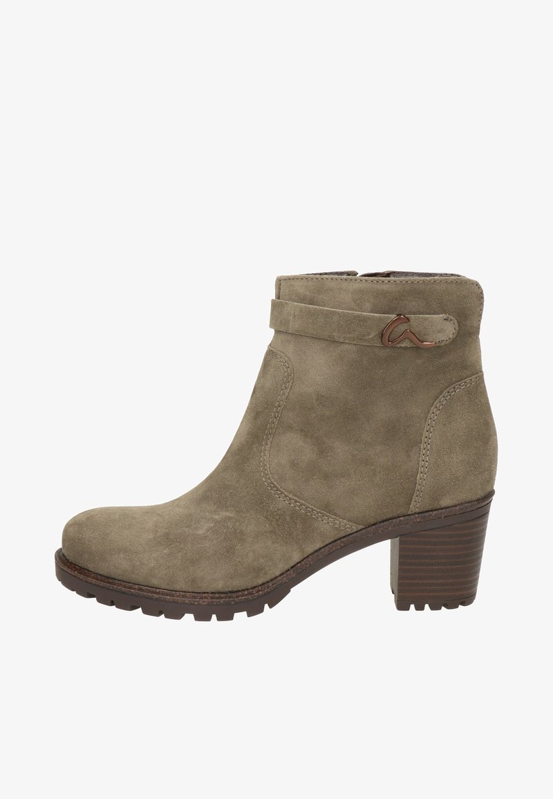 Bottines en cuir suédé vert olive avec un bout arrondi, une sangle sur le côté et un accent en métal bronze, dotées d'un talon empilé de 7 cm et d'une semelle texturée.