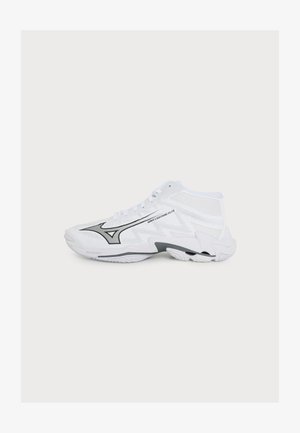 Bílá sportovní bota Mizuno Wave Lightning Elite s černým logem a texturovanou podrážkou, zobrazena z bočního profilu na čistě bílém pozadí.