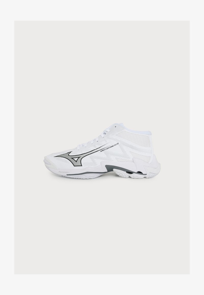 Λευκό αθλητικό παπούτσι Mizuno Wave Lightning Elite με μαύρο λογότυπο και ανάγλυφη σόλα, εμφανίζεται στο πλάι σε απλό λευκό φόντο.