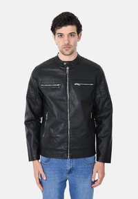 Giacca di pelle nera con chiusura con zip, due tasche sul petto e tasche laterali diagonali. Accenti a costine sulle spalle aggiungono texture.