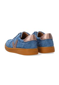 Blaue Wildledersneaker mit einem metallischen Kupferakzent an der Ferse, Gummisohle und Schnürdesign mit strukturierter Oberfläche.