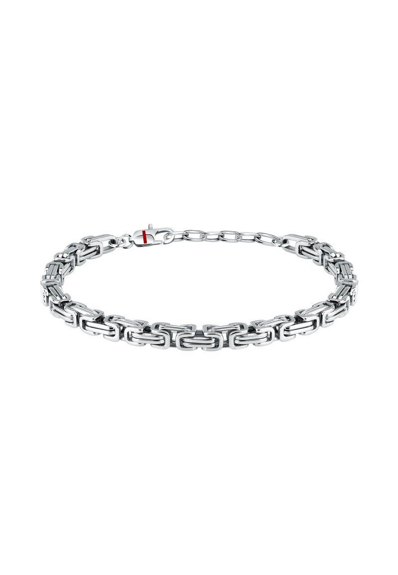 Bracciale in argento con maglie rettangolari intrecciate, finitura lucida e un gancio con un piccolo accento rosso.