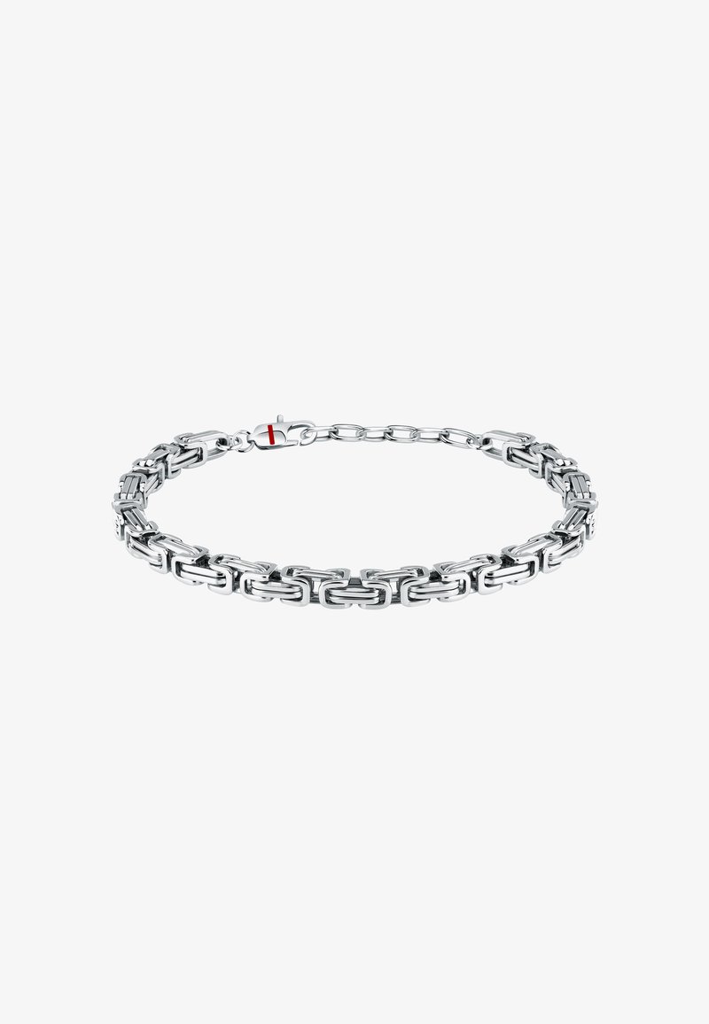Bracciale in argento con maglie rettangolari intrecciate, finitura lucida e un gancio con un piccolo accento rosso.