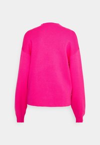 Suéter de punto rosa con cuello redondo, hombros caídos y mangas largas. Textura suave, corte relajado y puños acanalados.