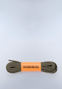 Aufgerollter dunkelgrüner Schuhsenkel mit Kunststoffspitzen, gesichert durch ein oranges Etikett mit dem Markennamen "NAPAPIJRI" in schwarzem Text.