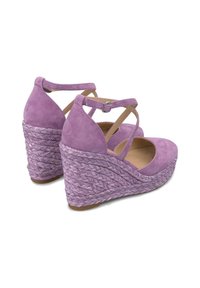 Sandalias de cuña de ante morado con tiras entrelazadas y detalle de talón trenzado, con un acabado texturizado y diseño de punta redondeada.
