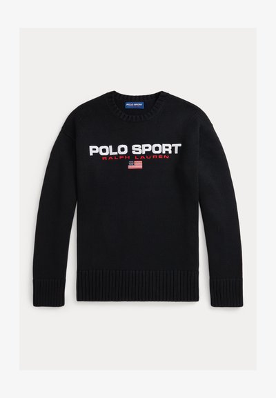 Črna pletena pulover z rebrastim okroglim ovratnikom in manšetami. Spredaj je napisan "POLO SPORT" v beli barvi in "RALPH LAUREN" v rdeči, s majhno ameriško zastavo.