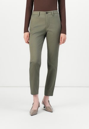 Olivenfargede skreddersydde bukser, lett stoff, smal passform, knappelukking, beltehemper, avkortet lengde. Brukt med taupe slingback hæler.