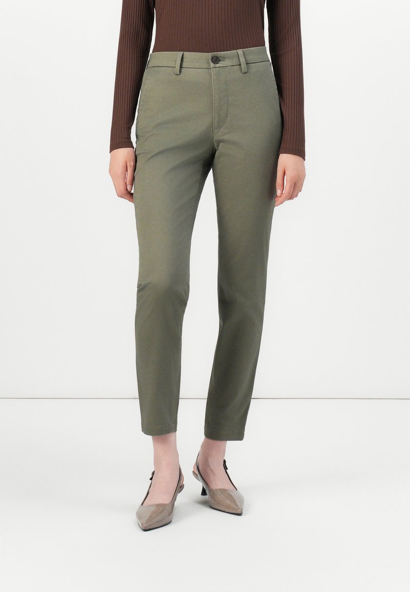 Olive green tailored pants, lightweight fabric, slim fit, button closure, belt loops, cropped length. Worn with taupe slingback heels.