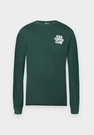 Donkergroene T-shirt met lange mouwen gemaakt van katoen, met een witte graphic "ICED COFFEE CLUB" op de linkerkant van de borst.
