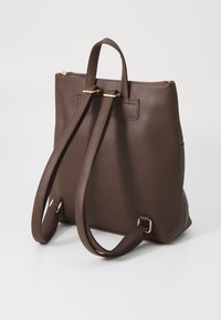 Sac en cuir marron avec quincaillerie dorée, doté de deux poignées sur les épaules, d'une fermeture éclair et d'une forme rectangulaire structurée. Texture lisse.