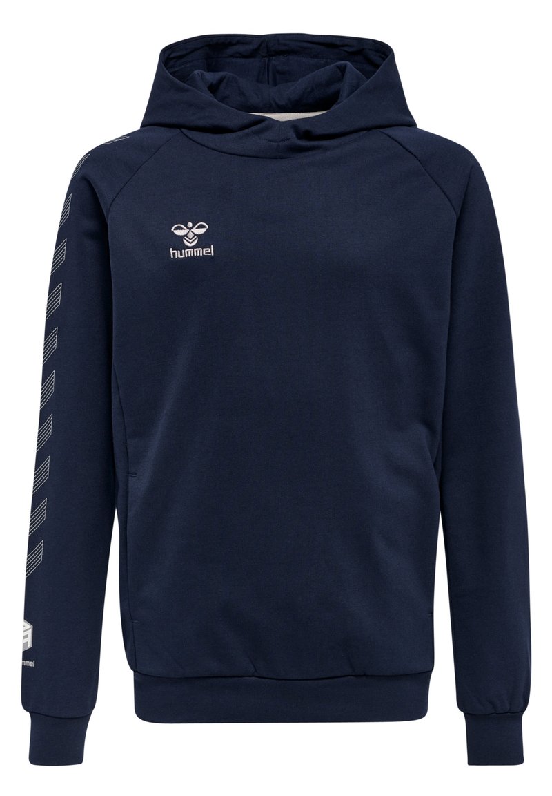 Marineblaue Kapuzenjacke aus weichem Stoff, mit einer Fronttasche, einer Kordelzugkapuze und einem weißen Logo. Die Seite hat weiße Chevron-Musterakzente.