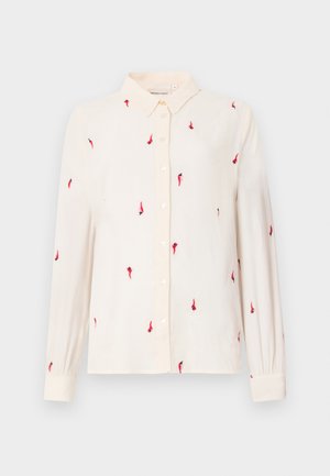 Camicia a maniche lunghe beige chiaro con colletto a bottone, decorata con ricami di uccelli rossi su tutta la superficie e chiusure a bottone sul davanti e ai polsini.