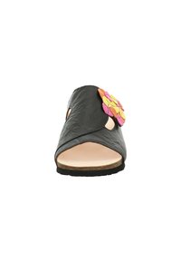 Schwarze Sandale mit offenen Zehen und texturiertem Obermaterial, verziert mit einem bunten Blumenakzent in Rosa-, Orange- und Gelbtönen sowie einer flachen Sohle.