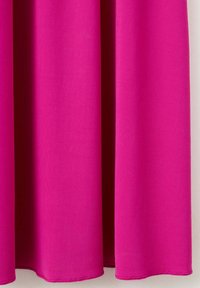 Rideau en tissu rose vif suspendu avec des plis verticaux doux sur un fond clair.