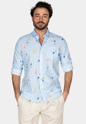 Lichtblauw button-up shirt van linnen met een bloemenpatroon in pasteltinten. Beschikt over een borstzak en opgerolde mouwen.