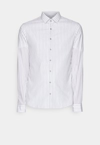 Bílá košile na knoflíky s vertikálními šedými pruhy. Má standardní límec, dlouhé rukávy a kontrastní pruhované manžety. Hladká textilie.