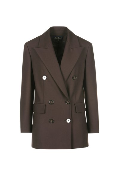 Dubbelzijdig bruine blazer met gestructureerde schouders, twee voorkruiszakken, contrasterende witte knopen en een gladde stoftextuur.