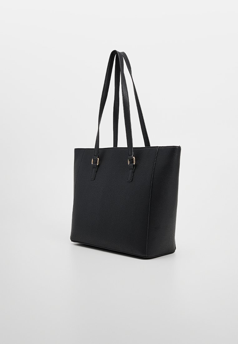 Bolsa de tote negra hecha de cuero sintético texturizado. Cuenta con dos asas largas y una forma rectangular estructurada con una base plana.