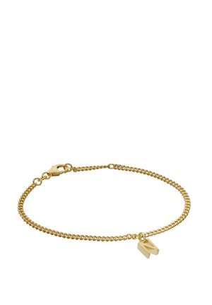 Goldkette-Armband mit einem kleinen hängenden 3D-Buchstaben "N" als Anhänger und einem Karabinerverschluss vor weißem Hintergrund.