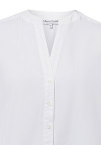 Weiße Bluse mit Stehkragen und einer knöpfbaren Leiste, die aus fünf kleinen, runden Knöpfen besteht. Glattes Stoffmaterial mit einem leichten Glanz.