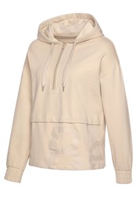 Sweat à capuche beige avec un col à demi-zip, des poignets élastiques, et un design superposé présentant une grande impression discrète de la lettre B à l'avant.