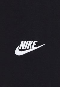 Melnas audums ar balti izšūtu Nike logotipu ar swoosh dizainu, kas novietots centrāli apģērba priekšpusē.