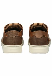 Zapatos casuales marrones con una mezcla de texturas suaves y ante, que presentan una suela de goma blanca y acentos contrastantes en el talón.