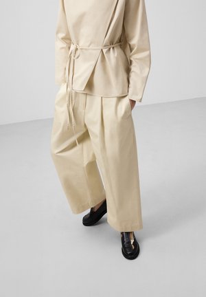 ADOLFO DOMINGUEZ, Pantalon classique - beige
