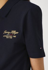 Tommy Hilfiger SLIM SCRIPT GRAPHIC  - Poloskjorter - desert sky