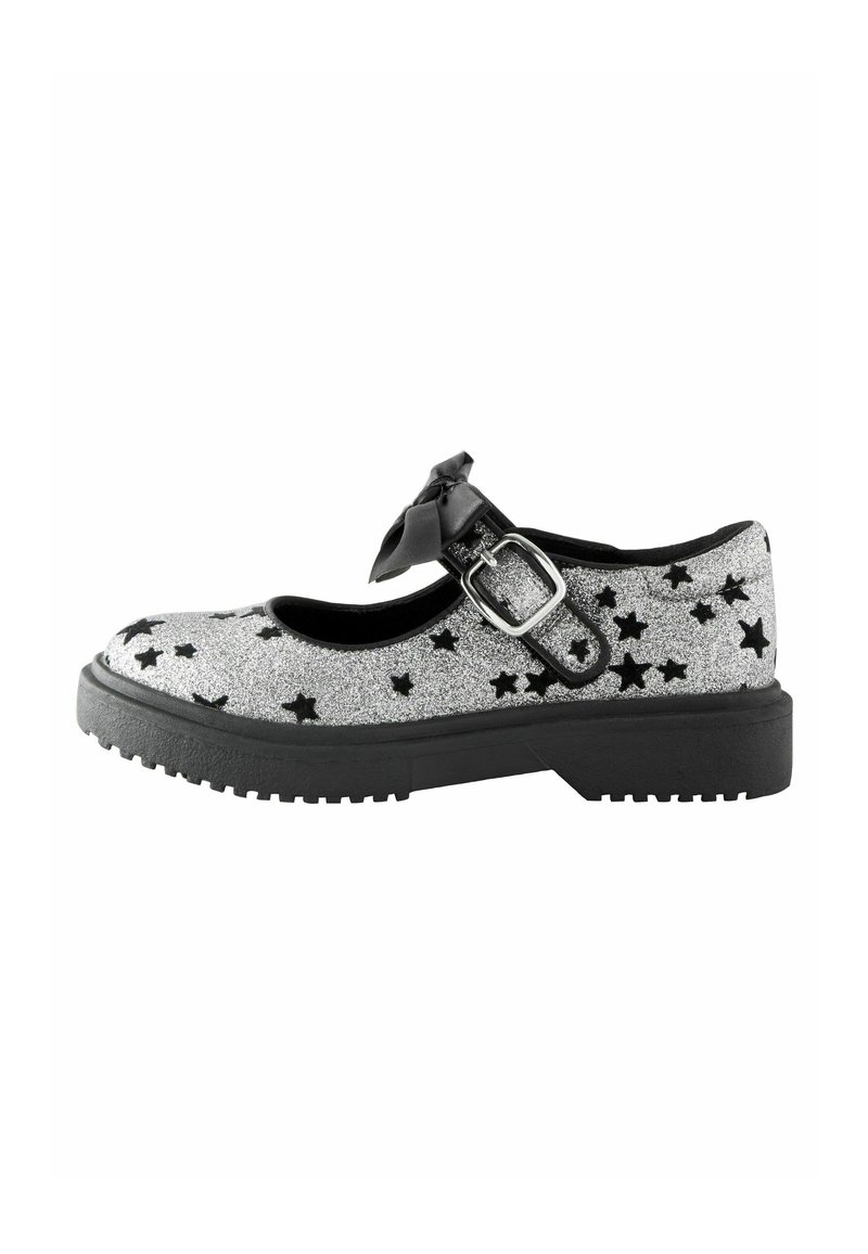 Chaussure Mary Jane noire et argentée avec une finition pailletée, motif étoile, boucle réglable et semelle en caoutchouc épaisse. Texture lisse dans l'ensemble.