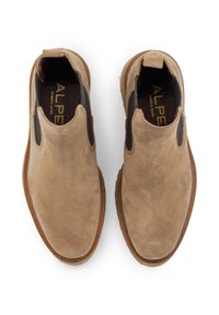 Stivaletti in suede di colore marrone chiaro con pannelli laterali elasticizzati, punta tondeggiante e suola in gomma. L'interno è dotato di dettagli con il marchio sulla soletta.