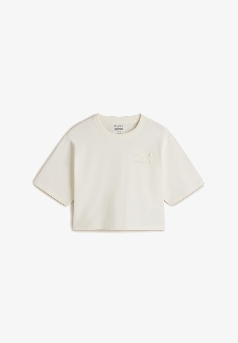 Afskåret hvid T-shirt lavet af bomuld, med rund hals og korte ærmer. Detaljer inkluderer præget tekst "MADE FOR THE ELEMENTS."