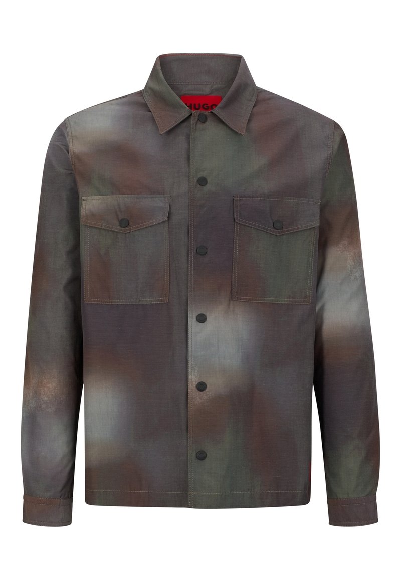 Lange mouwen button-up shirt jacket met een groen, bruin en grijs camouflagepatroon en twee voorzakken met kleppen en zwarte knopen.