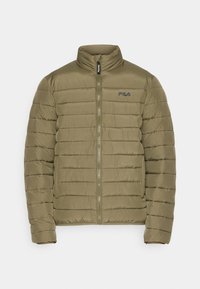 Grön puffjacka med horisontell sömnad, hög krage, dragkedja framtill och en svart logga på bröstet; tillverkad av lätt material.